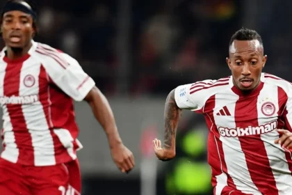 Μπρουνο και Μαρτινς του Ολυμπιακου σε αγωνιστική δράση και ένταση κατά τη διάρκεια αγώνα της Super League