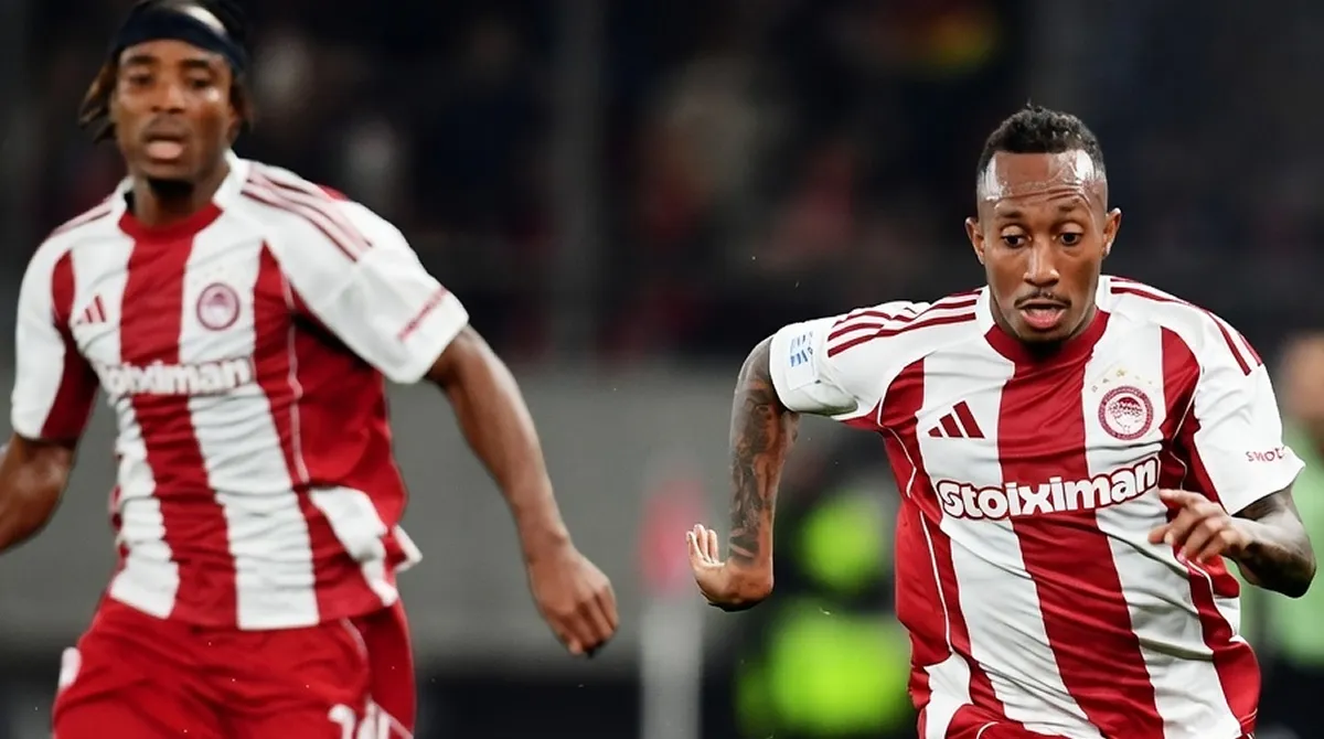 Μπρουνο και Μαρτινς του Ολυμπιακου σε αγωνιστική δράση και ένταση κατά τη διάρκεια αγώνα της Super League