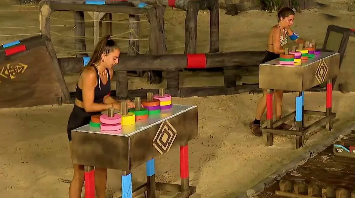 Παίκτριες των Αθηναίων και των Επαρχιωτών αγωνίζονται σε βραδινό στίβο μάχης με παζλ στο Survivor