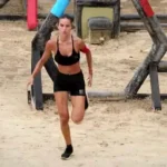 Στιγμιότυπο από τον στίβο μάχης του Survivor με τους παίκτες να κοιτούν τον δίσκο με τα hot dog.
