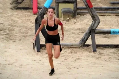 Στιγμιότυπο από τον στίβο μάχης του Survivor με τους παίκτες να κοιτούν τον δίσκο με τα hot dog.