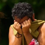Παίκτης των Αθηναίων στο Survivor κρύβει το πρόσωπό του μέσα στη μπλούζα του από ένταση και συγκίνηση, μετά από μια δύσκολη αναμέτρηση.