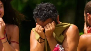 Παίκτης των Αθηναίων στο Survivor κρύβει το πρόσωπό του μέσα στη μπλούζα του από ένταση και συγκίνηση, μετά από μια δύσκολη αναμέτρηση.