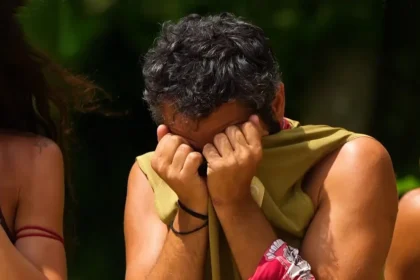 Παίκτης των Αθηναίων στο Survivor κρύβει το πρόσωπό του μέσα στη μπλούζα του από ένταση και συγκίνηση, μετά από μια δύσκολη αναμέτρηση.