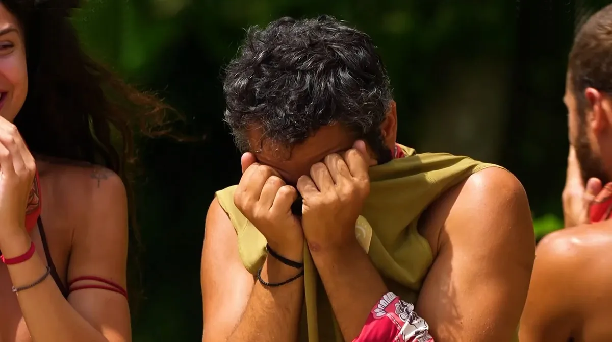 Παίκτης των Αθηναίων στο Survivor κρύβει το πρόσωπό του μέσα στη μπλούζα του από ένταση και συγκίνηση, μετά από μια δύσκολη αναμέτρηση.