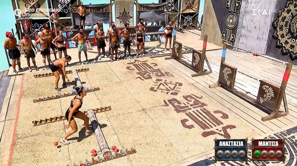 Παίκτριες του Survivor (Αναστασία, Μαντίσα) σε μονομαχία στον στίβο μάχης για την 3η ασυλία.