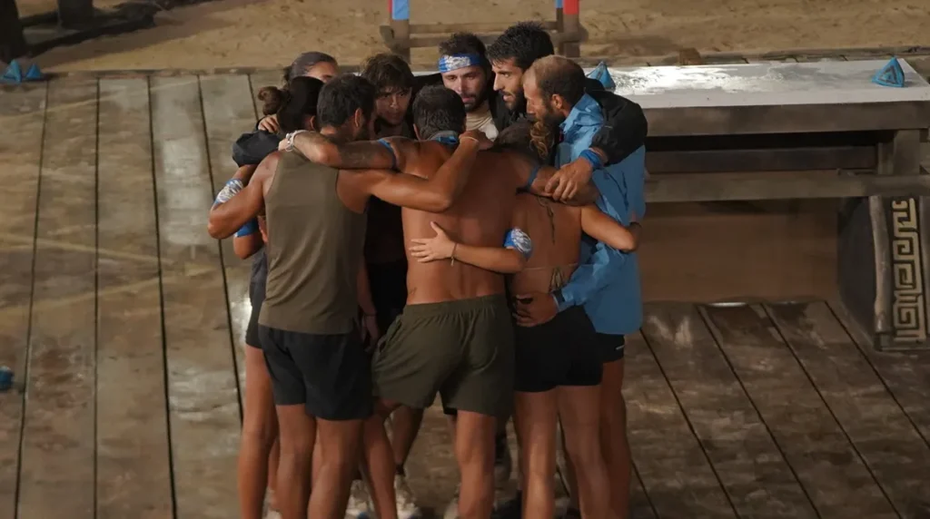 Οι παίκτες της ομάδας των Επαρχιωτών (Μπλε) πανηγυρίζουν αγκαλιασμένοι τη νίκη τους στο αγώνισμα ασυλίας του Survivor