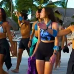 Τα κορίτσια των Επαρχιατών του Survivor απολαμβάνουν το έπαθλο τους στον Άγιο Δομίνικο