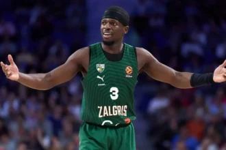 Ο Σιλβέν Φρανσίσκο αντιδρά με ένταση φορώντας τη φανέλα της Ζαλγκίρις, εν μέσω μεταγραφικών σεναρίων για τον Παναθηναϊκό