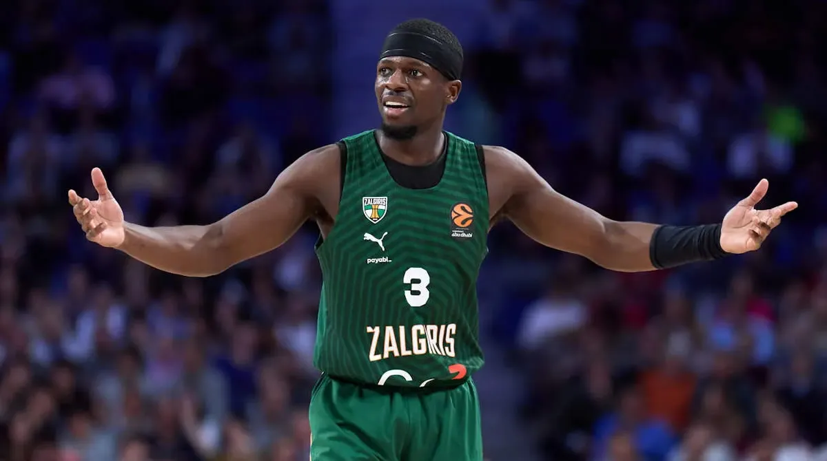 Ο Σιλβέν Φρανσίσκο αντιδρά με ένταση φορώντας τη φανέλα της Ζαλγκίρις, εν μέσω μεταγραφικών σεναρίων για τον Παναθηναϊκό