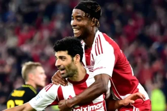 Ο Μεχντί Ταρεμί και ο Μπρούνο πανηγυρίζουν το γκολ του Ιρανου με τον Ολυμπιακό