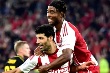 Ο Μεχντί Ταρεμί και ο Μπρούνο πανηγυρίζουν το γκολ του Ιρανου με τον Ολυμπιακό