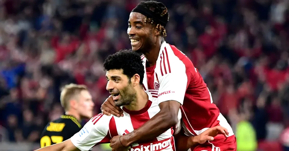 Ο Μεχντί Ταρεμί και ο Μπρούνο πανηγυρίζουν το γκολ του Ιρανου με τον Ολυμπιακό