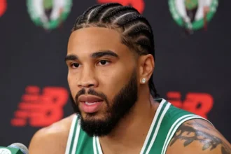 Ο Τζέισον Τέιτουμ με τη φανέλα των Μπόστον Σέλτικς