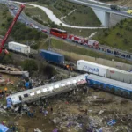 Γερανοί και συνεργεία στο σημείο της σύγκρουσης των τρένων στα Τέμπη κατά τη διάρκεια των ερευνών για τη συλλογή στοιχείων.