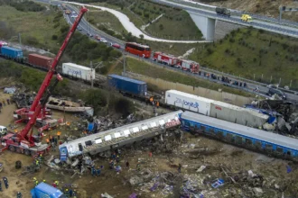 Γερανοί και συνεργεία στο σημείο της σύγκρουσης των τρένων στα Τέμπη κατά τη διάρκεια των ερευνών για τη συλλογή στοιχείων.