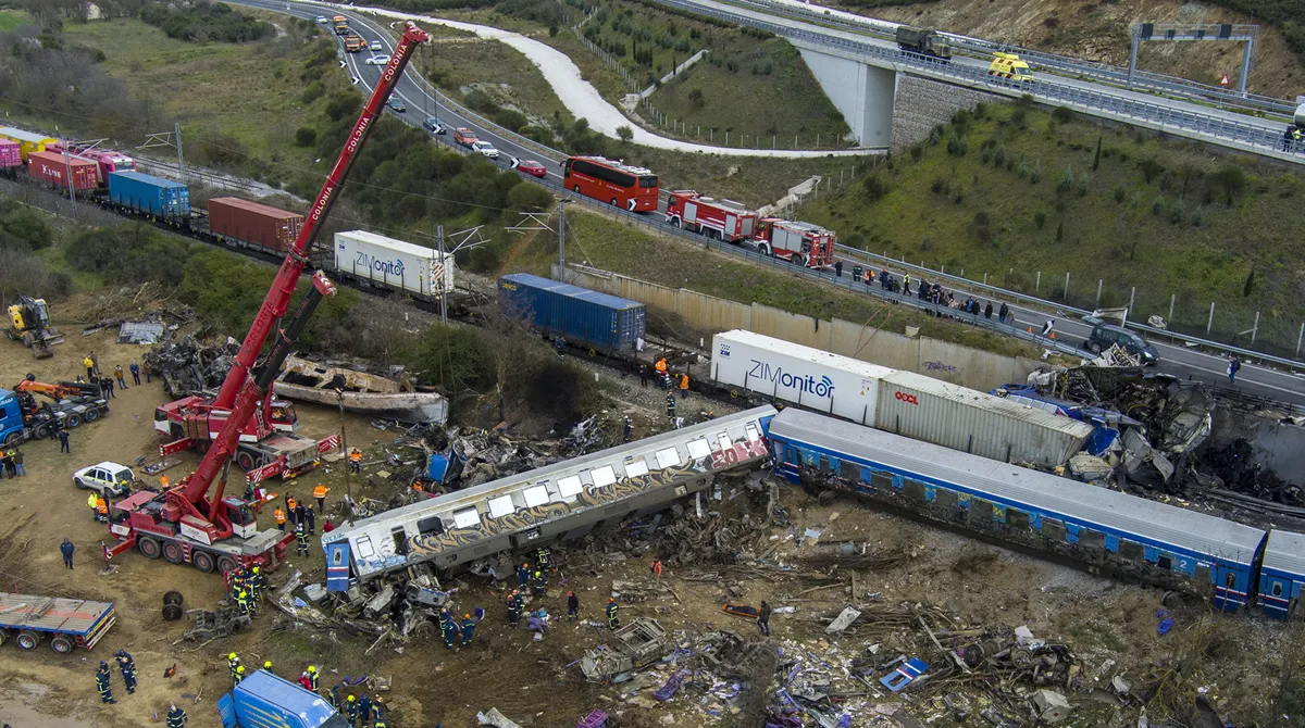 Γερανοί και συνεργεία στο σημείο της σύγκρουσης των τρένων στα Τέμπη κατά τη διάρκεια των ερευνών για τη συλλογή στοιχείων.