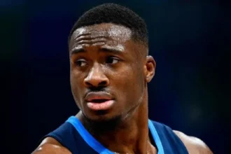 Ο Θανάσης Αντετοκούνμπο σε φάση κατά τη διάρκεια αγώνα μπάσκετ, έτοιμος για τη μεγάλη μεταγραφή.