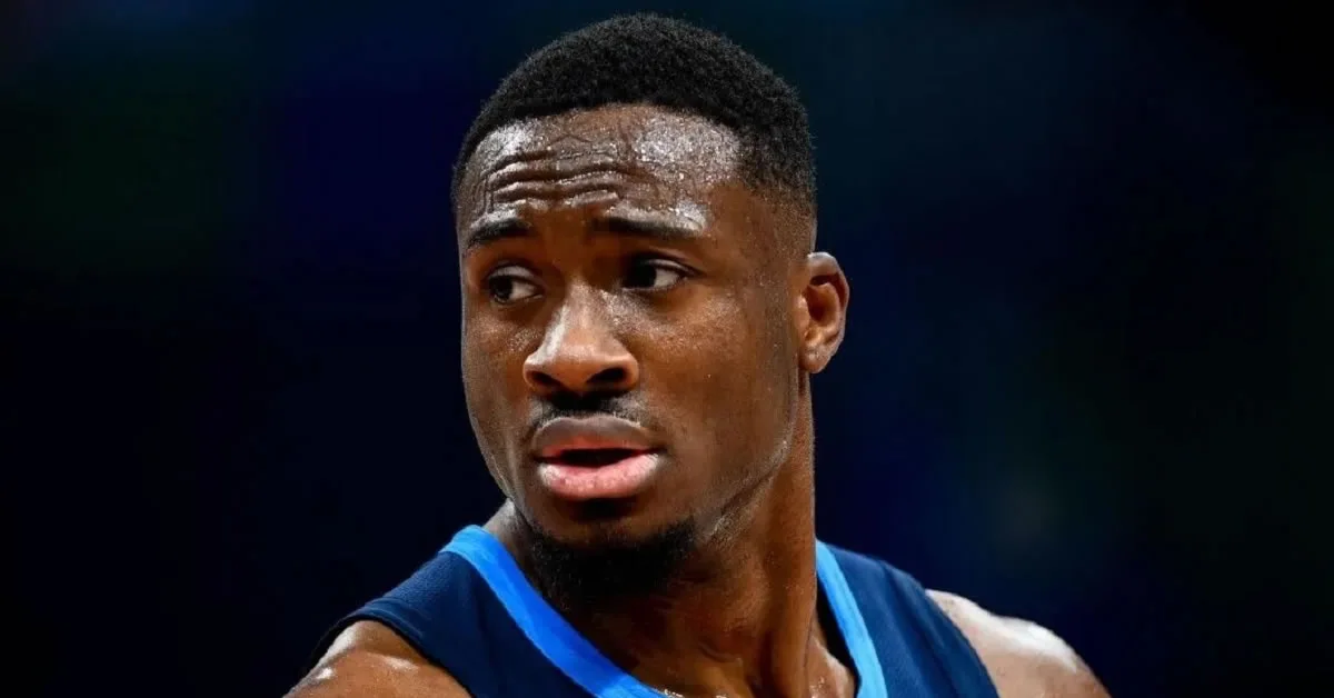 Ο Θανάσης Αντετοκούνμπο σε φάση κατά τη διάρκεια αγώνα μπάσκετ, έτοιμος για τη μεγάλη μεταγραφή.