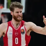 Ο Τόμας Γουόκαπ του Ολυμπιακού παίζει πιεστική άμυνα σε αντίπαλο γκαρντ κατά τη διάρκεια ευρωπαϊκού αγώνα.