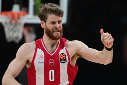 Ο Τόμας Γουόκαπ του Ολυμπιακού παίζει πιεστική άμυνα σε αντίπαλο γκαρντ κατά τη διάρκεια ευρωπαϊκού αγώνα.