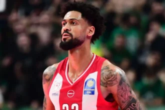 Ο Τάιλερ Ντόρσεϊ πανηγυρίζει έξαλλα ένα από τα εντυπωσιακά του καλάθια στο ντέρμπι του Ολυμπιακού με τον Παναθηναϊκό στο ΟΑΚΑ.