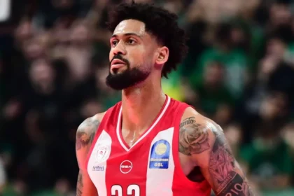 Ο Τάιλερ Ντόρσεϊ πανηγυρίζει έξαλλα ένα από τα εντυπωσιακά του καλάθια στο ντέρμπι του Ολυμπιακού με τον Παναθηναϊκό στο ΟΑΚΑ.