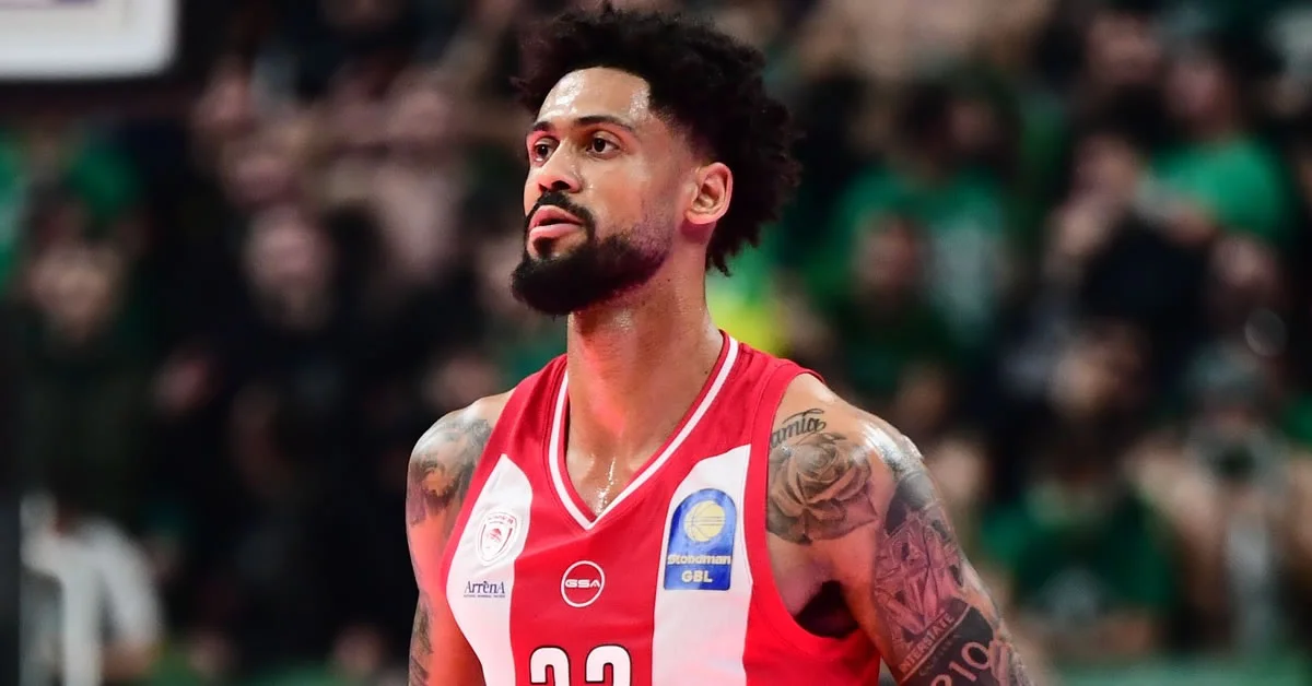 Ο Τάιλερ Ντόρσεϊ πανηγυρίζει έξαλλα ένα από τα εντυπωσιακά του καλάθια στο ντέρμπι του Ολυμπιακού με τον Παναθηναϊκό στο ΟΑΚΑ.