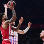 Ο Τάιλερ Ντόρσεϊ του Ολυμπιακού σουτάρει μπροστά από την άμυνα της Παρί κατά τη διάρκεια του αγώνα της EuroLeague