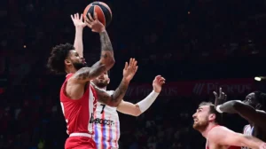 Ο Τάιλερ Ντόρσεϊ του Ολυμπιακού σουτάρει μπροστά από την άμυνα της Παρί κατά τη διάρκεια του αγώνα της EuroLeague