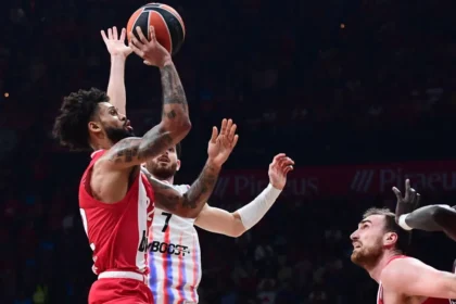 Ο Τάιλερ Ντόρσεϊ του Ολυμπιακού σουτάρει μπροστά από την άμυνα της Παρί κατά τη διάρκεια του αγώνα της EuroLeague