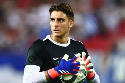 Ο τερματοφύλακας της Εθνικής Ελλάδας, Κωνσταντής Τζολάκης, σε φάση κατά τη διάρκεια του αγώνα με την Ουγγαρία.