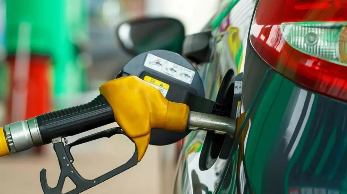 Κίτρινη αντλία βενζίνης την ώρα που γεμίζει το ρεζερβουάρ ενός αυτοκινήτου, εν μέσω της νέας αύξησης τιμών στα καύσιμα.