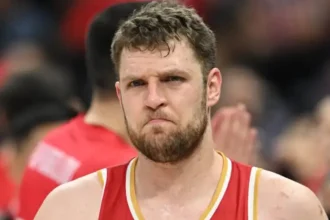 Ο Σάσα Βεζένκοβ του Ολυμπιακού με σοβαρό ύφος στο παρκέ ενόψει της διαβολοβδομάδας της EuroLeague