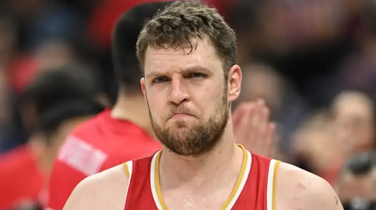 Ο Σάσα Βεζένκοβ του Ολυμπιακού με σοβαρό ύφος στο παρκέ ενόψει της διαβολοβδομάδας της EuroLeague