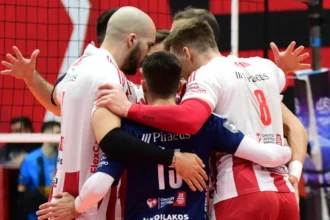 Οι παίκτες του Ολυμπιακού (Τζούριτς, Τράβιτσα) σε στιγμές συσπείρωσης στο γήπεδο ενόψει του ημιτελικού της Volley League