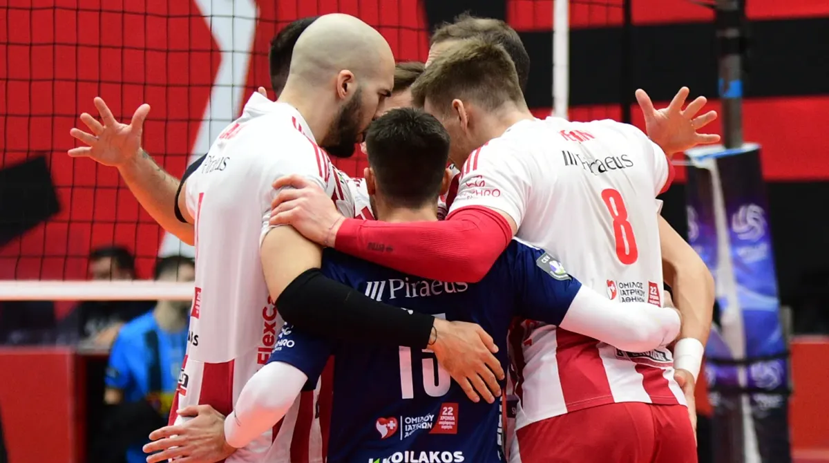 Οι παίκτες του Ολυμπιακού (Τζούριτς, Τράβιτσα) σε στιγμές συσπείρωσης στο γήπεδο ενόψει του ημιτελικού της Volley League