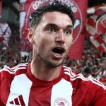 Ο Ρόμαν Γιάρεμτσουκ με την φανέλα του Ολυμπιακού πανηγυρίζει γκόλ με φόντο την εξέδρα