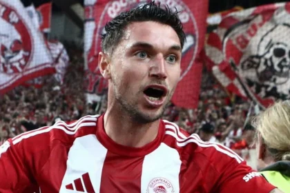 Ο Ρόμαν Γιάρεμτσουκ με την φανέλα του Ολυμπιακού πανηγυρίζει γκόλ με φόντο την εξέδρα