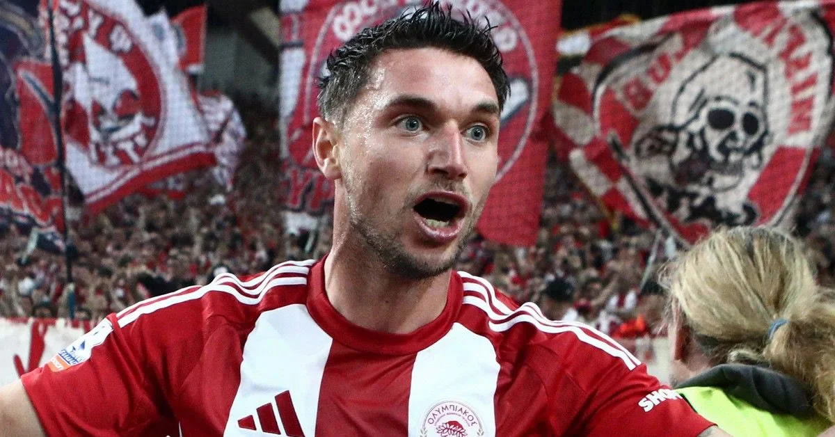 Ο Ρόμαν Γιάρεμτσουκ με την φανέλα του Ολυμπιακού πανηγυρίζει γκόλ με φόντο την εξέδρα