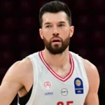 Ο Άλεκ Πίτερς σε προσπάθεια για τρίποντο με τη φανέλα του Ολυμπιακού, καθώς φουντώνουν οι φήμες για «χρυσή» πολυετή συμφωνία του με την Αρμάνι Μιλάνο.
