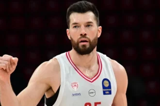 Ο Άλεκ Πίτερς σε προσπάθεια για τρίποντο με τη φανέλα του Ολυμπιακού, καθώς φουντώνουν οι φήμες για «χρυσή» πολυετή συμφωνία του με την Αρμάνι Μιλάνο.