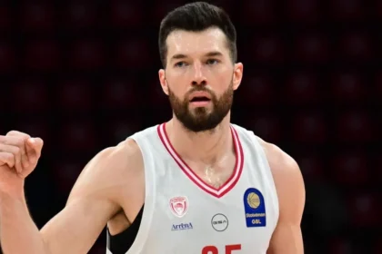 Ο Άλεκ Πίτερς σε προσπάθεια για τρίποντο με τη φανέλα του Ολυμπιακού, καθώς φουντώνουν οι φήμες για «χρυσή» πολυετή συμφωνία του με την Αρμάνι Μιλάνο.