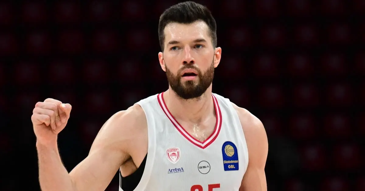 Ο Άλεκ Πίτερς σε προσπάθεια για τρίποντο με τη φανέλα του Ολυμπιακού, καθώς φουντώνουν οι φήμες για «χρυσή» πολυετή συμφωνία του με την Αρμάνι Μιλάνο.