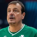 Ο Εργκίν Αταμάν με έκφραση απόγνωσης και ηττοπάθειας μετά τη συντριβή του Παναθηναϊκού από τη Βαλένθια στην Euroleague.