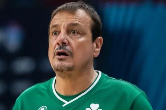 Ο Εργκίν Αταμάν με έκφραση απόγνωσης και ηττοπάθειας μετά τη συντριβή του Παναθηναϊκού από τη Βαλένθια στην Euroleague.