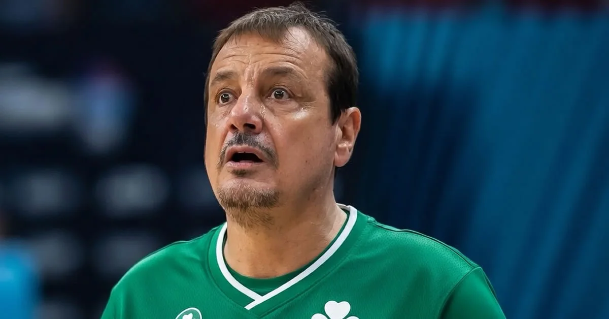 Ο Εργκίν Αταμάν με έκφραση απόγνωσης και ηττοπάθειας μετά τη συντριβή του Παναθηναϊκού από τη Βαλένθια στην Euroleague.