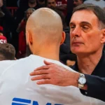 Ο Γιώργος Μπαρτζώκας αγκαλιάζει και μιλάει στο αυτί του Εβάν Φουρνιέ μετά το τέλος του αγώνα του Ολυμπιακού με την Αρμάνι στο ΣΕΦ.