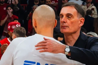 Ο Γιώργος Μπαρτζώκας αγκαλιάζει και μιλάει στο αυτί του Εβάν Φουρνιέ μετά το τέλος του αγώνα του Ολυμπιακού με την Αρμάνι στο ΣΕΦ.