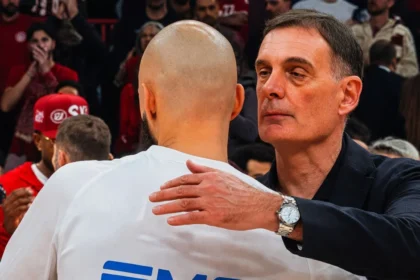 Ο Γιώργος Μπαρτζώκας αγκαλιάζει και μιλάει στο αυτί του Εβάν Φουρνιέ μετά το τέλος του αγώνα του Ολυμπιακού με την Αρμάνι στο ΣΕΦ.